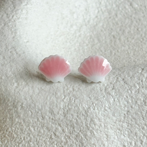 LITTLE SEASHELL EAR STUDS [PINK]