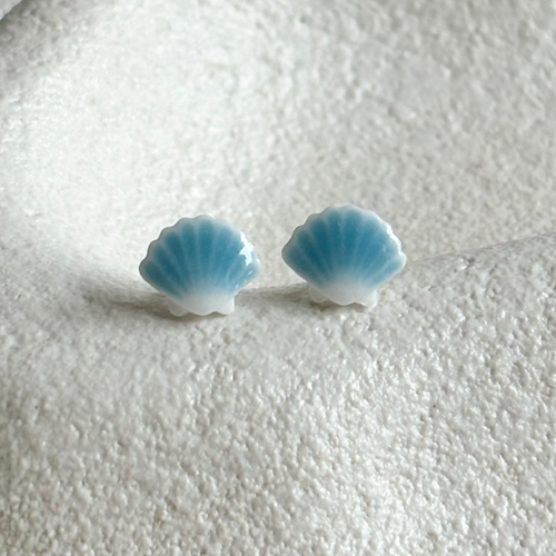 LITTLE SEASHELL EAR STUDS [BLUE]